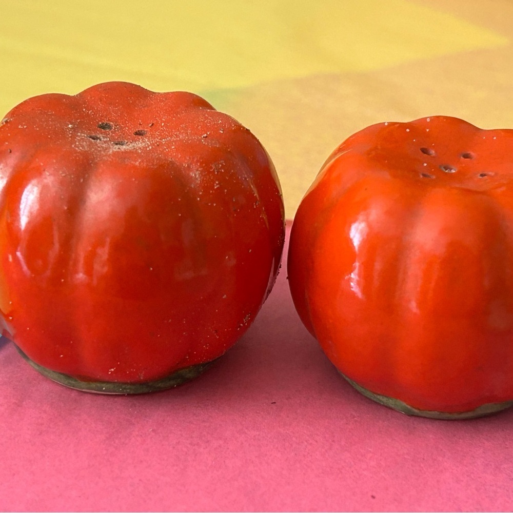 🔥$2 Red Ceramic Pumpkin Salt and Pepper Shakers 🍎🍅🎃